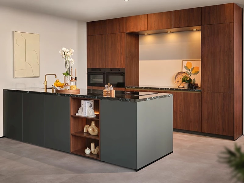 Groene keuken met notenhouten kasten en een groen marmeren eiland