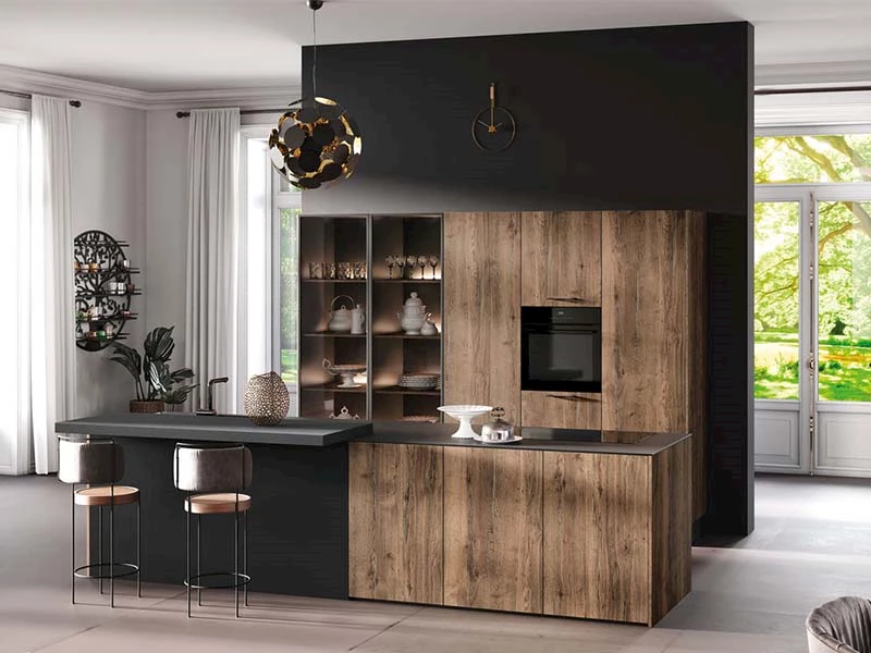 Zwarte keuken met houten kasten en een bar met krukken