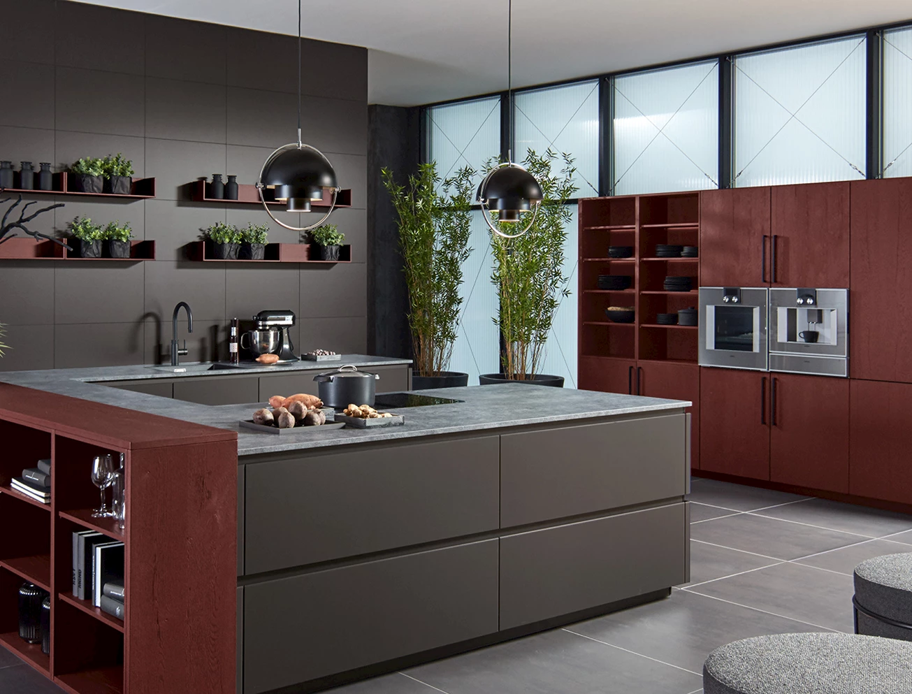 Rode keuken in burgundy met houten werkblad en messing accenten