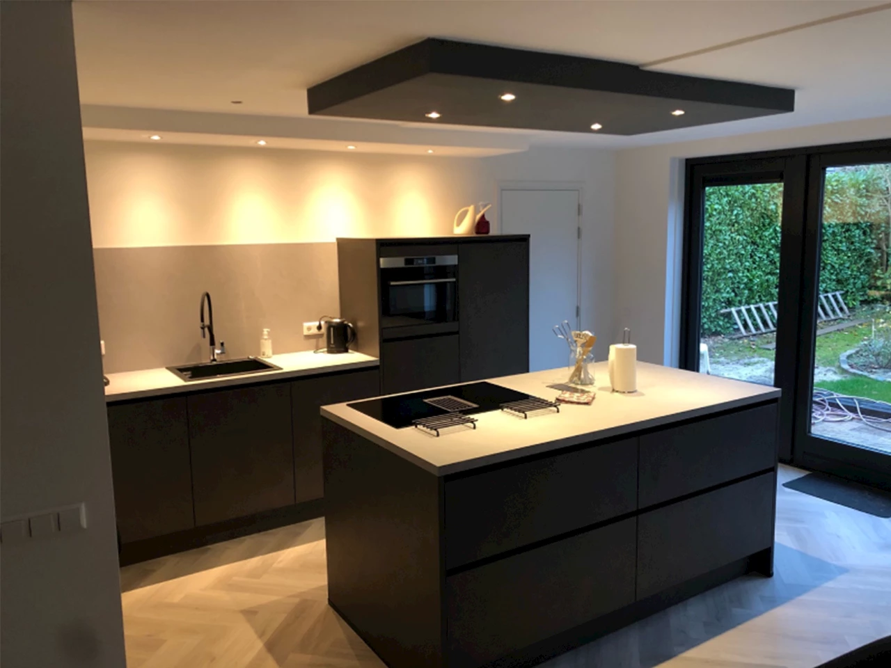 Zwarte keuken met betonlook blad