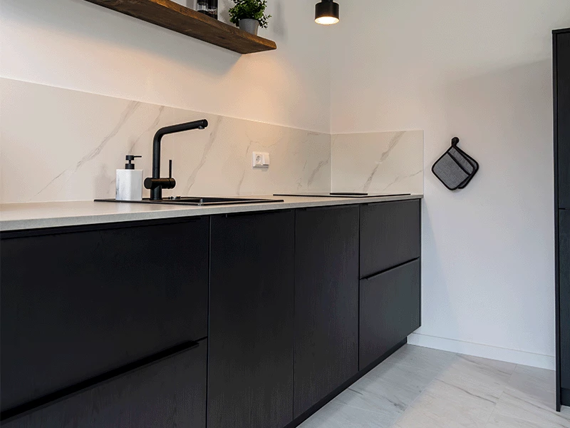 Stijlvolle zwarte keuken