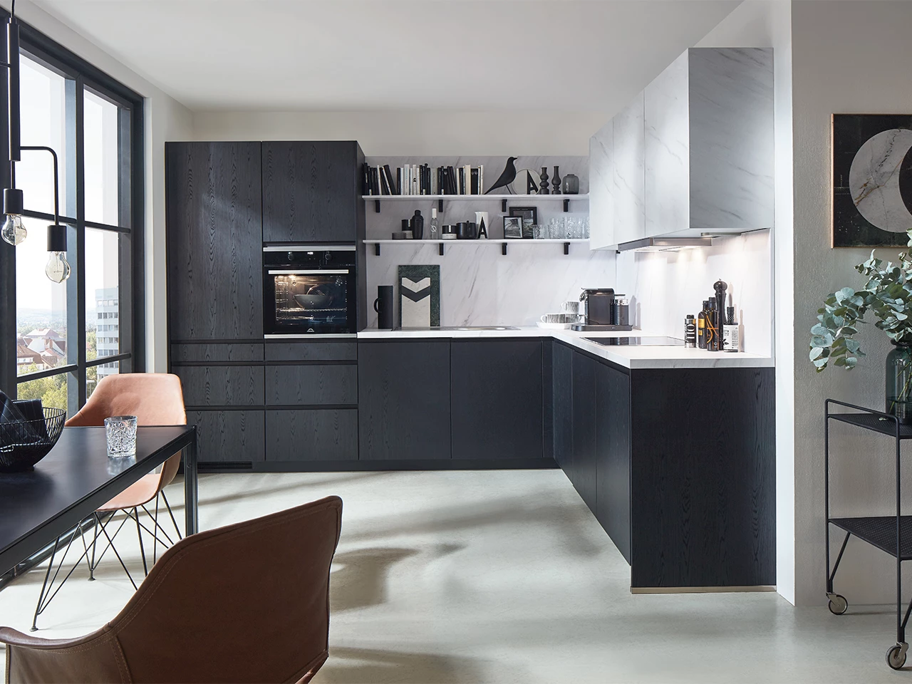 Zwarte keuken met wit marmerlook
