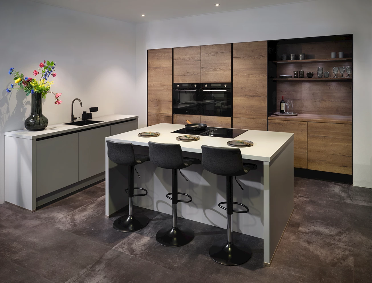 Stijlvolle U-keuken met kastenwand