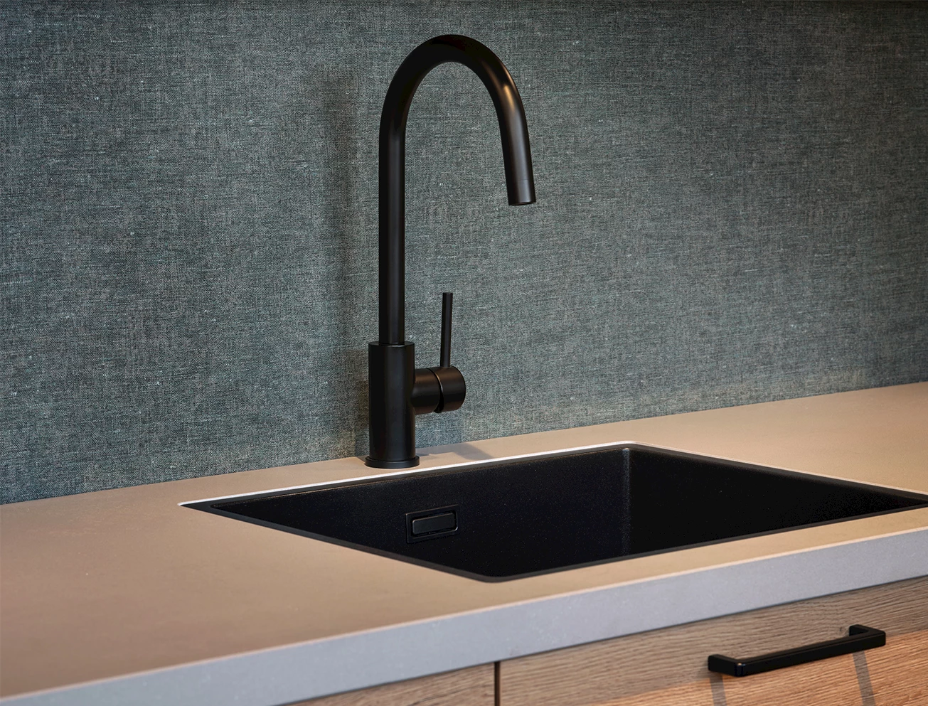 Mat zwarte keukenkraan