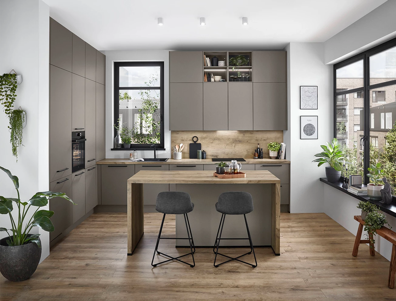 Grijze industriële keuken met hout