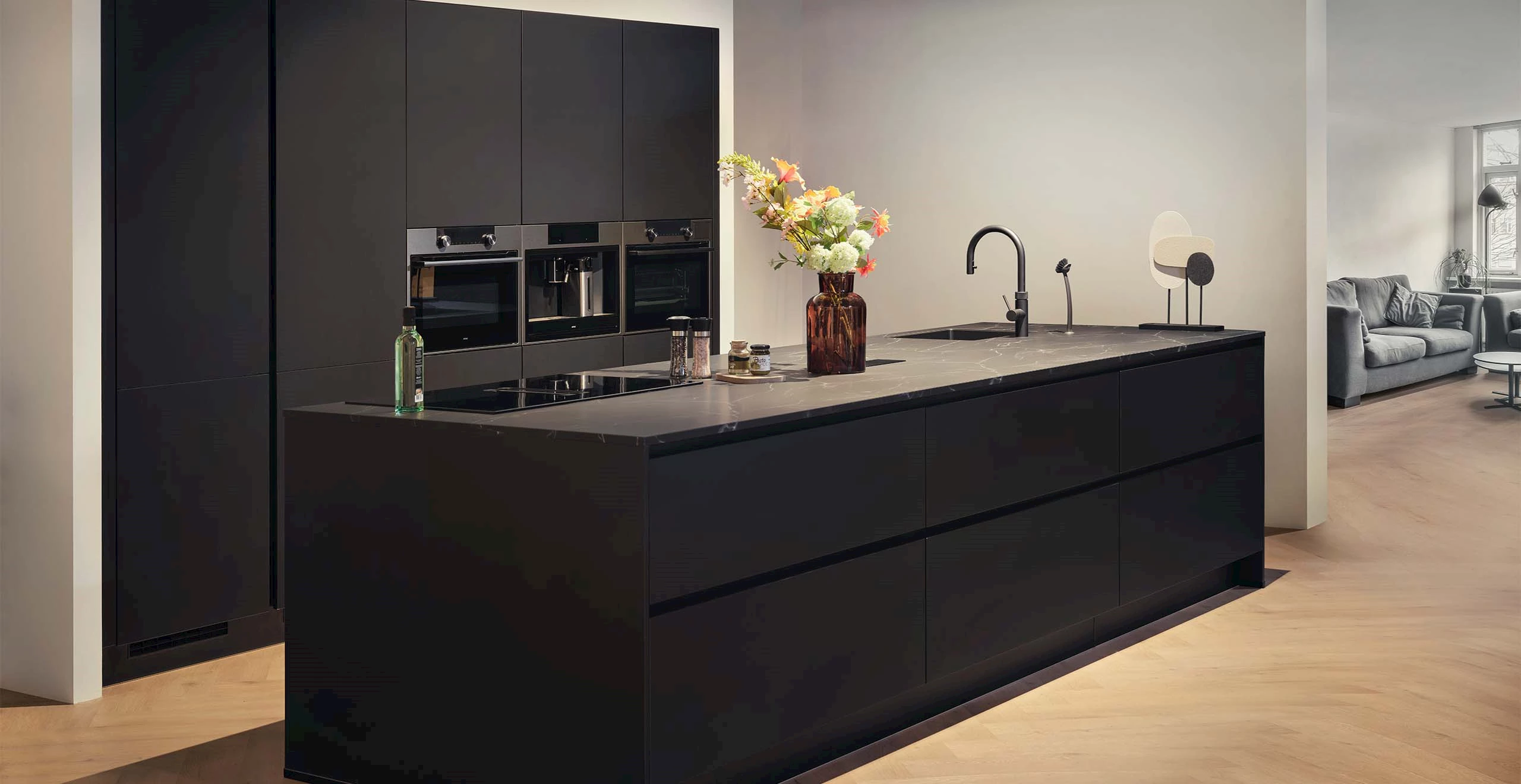 Zwarte keukens met eiland