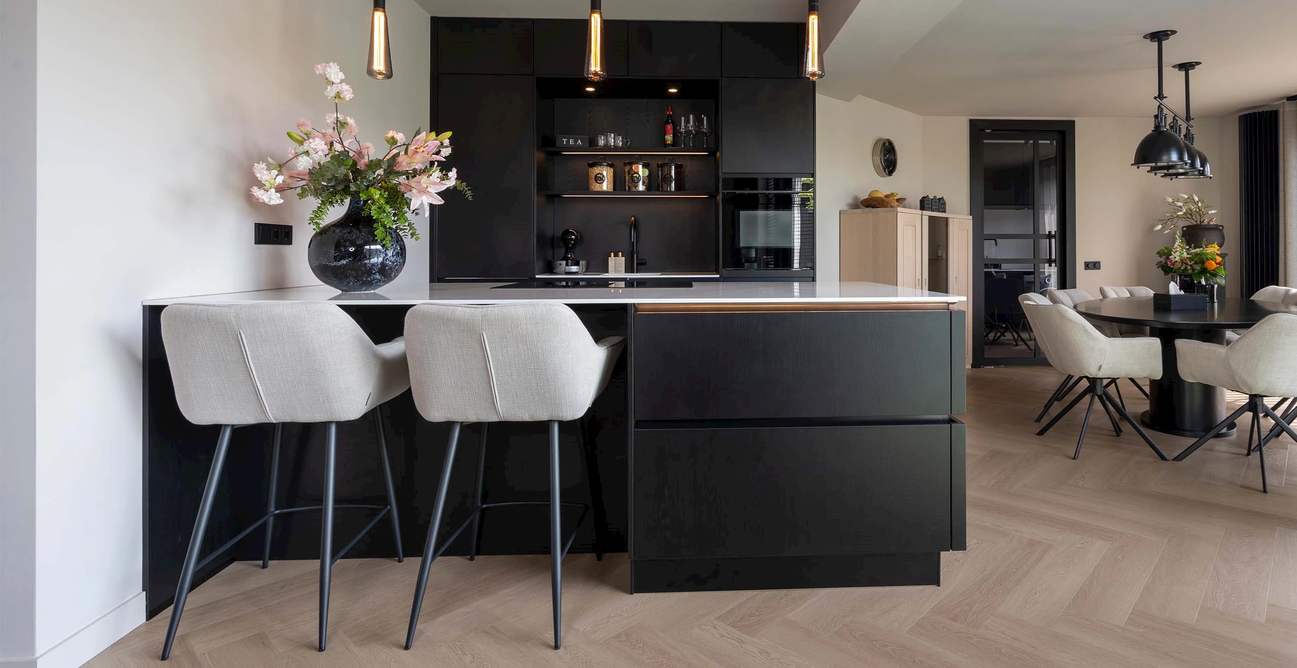 Parallel keuken met keukenbar (1)