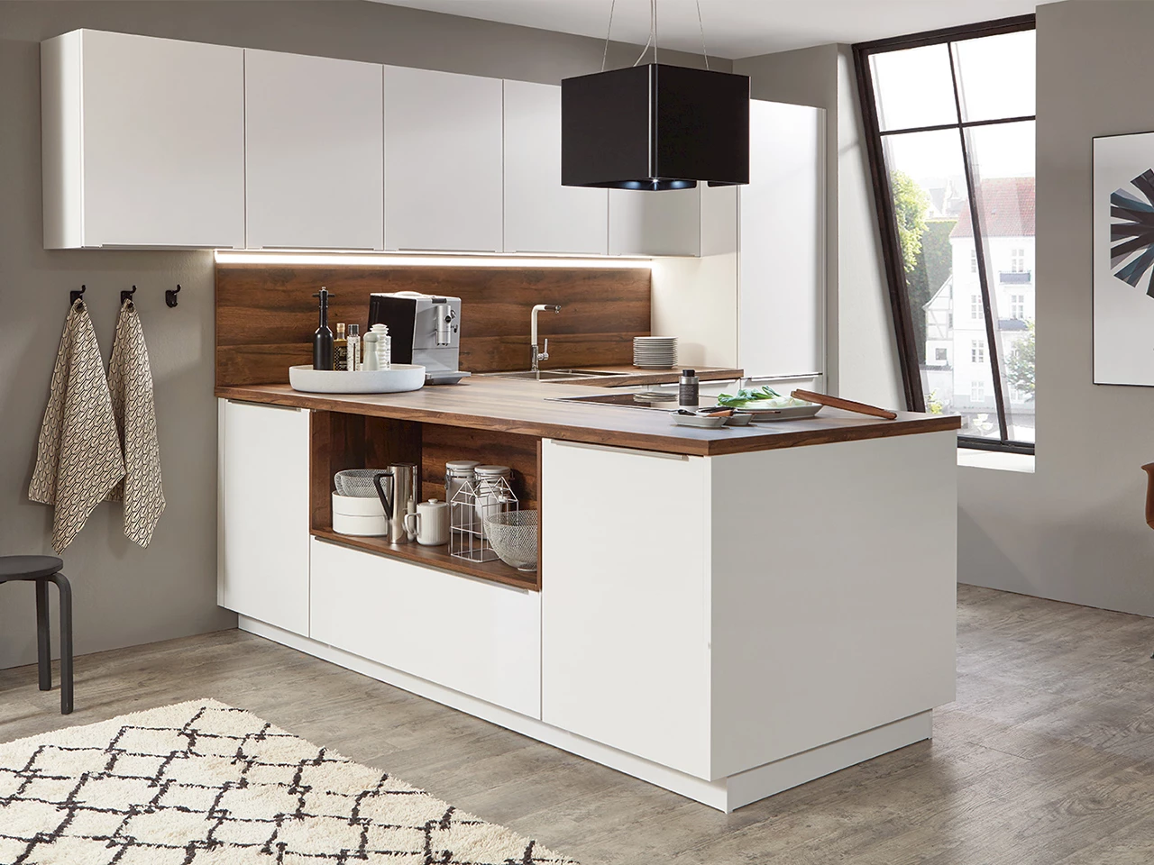 Mat witte keuken met houtlook