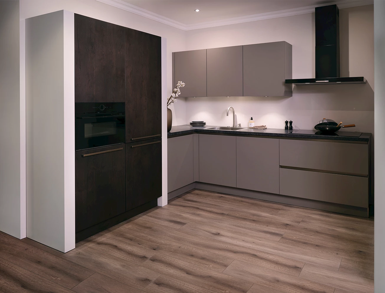 Moderne donkergrijze keuken