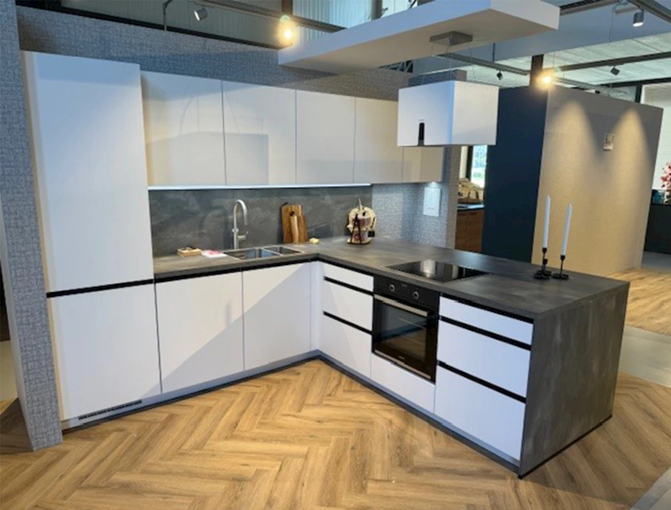 Witte hoogglans hoekkeuken met een betonlook werkblad