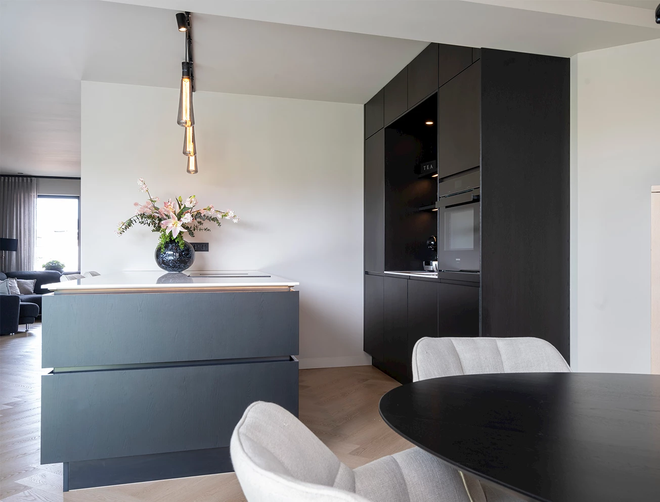 Luxe zwarte keuken met marmerlook blad