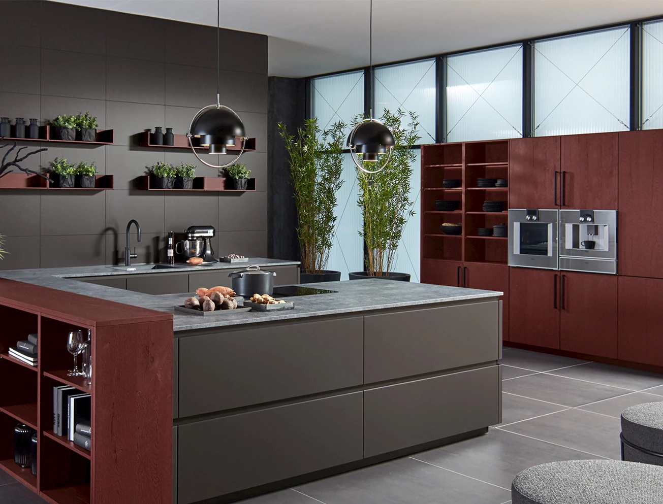 Rode keuken met volledig rode fronten en houten werkblad