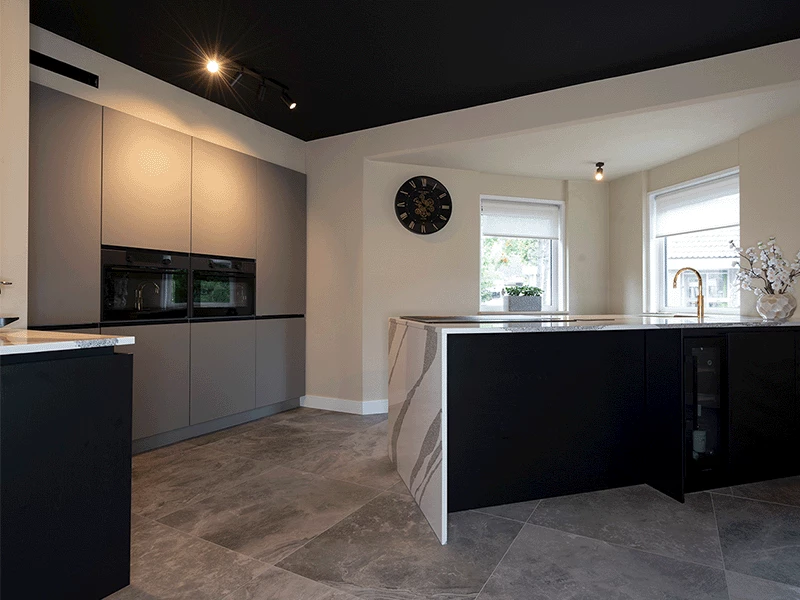 Ruime keuken met raam