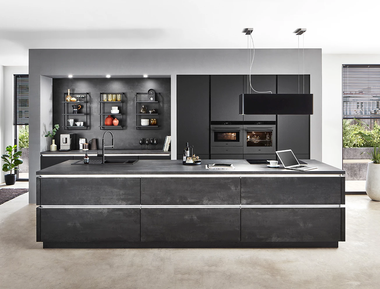 Industriële donkergrijze keuken