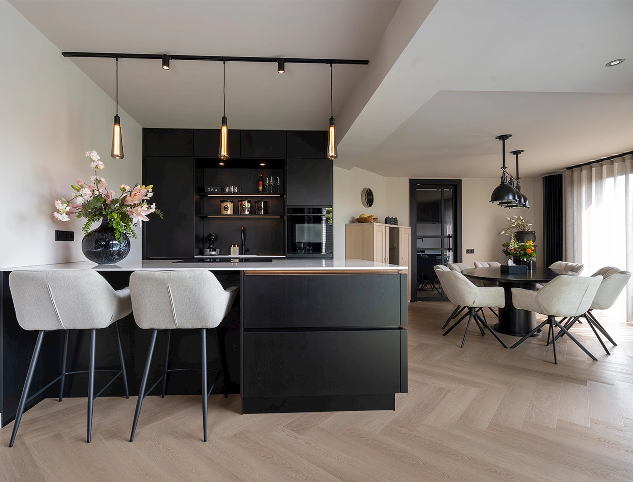 Zwarte open keuken met eiland