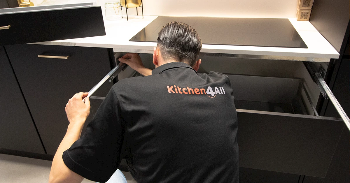Monteur meet keukenruimte in bij klant thuis