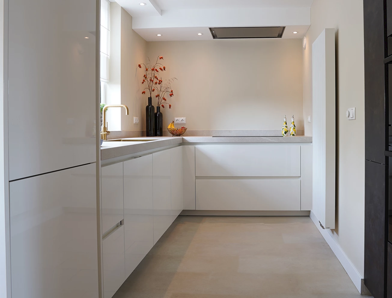 Lichte hoekkeuken met raam