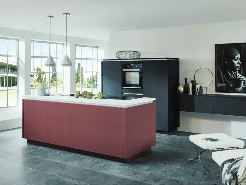 Rode parallel keuken met kastenwand