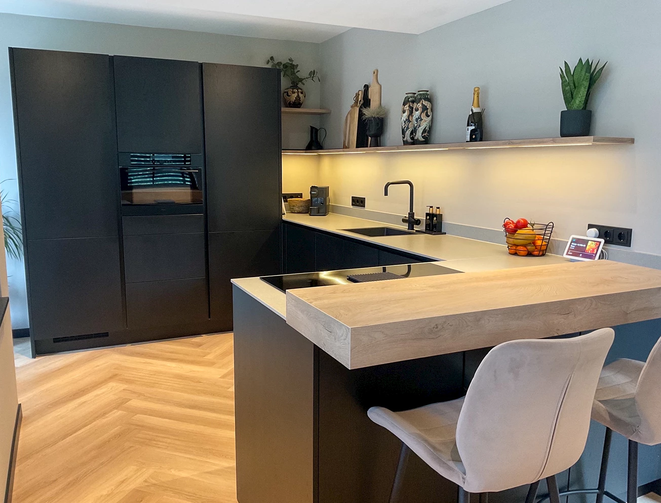 Moderne zwarte keuken met hout