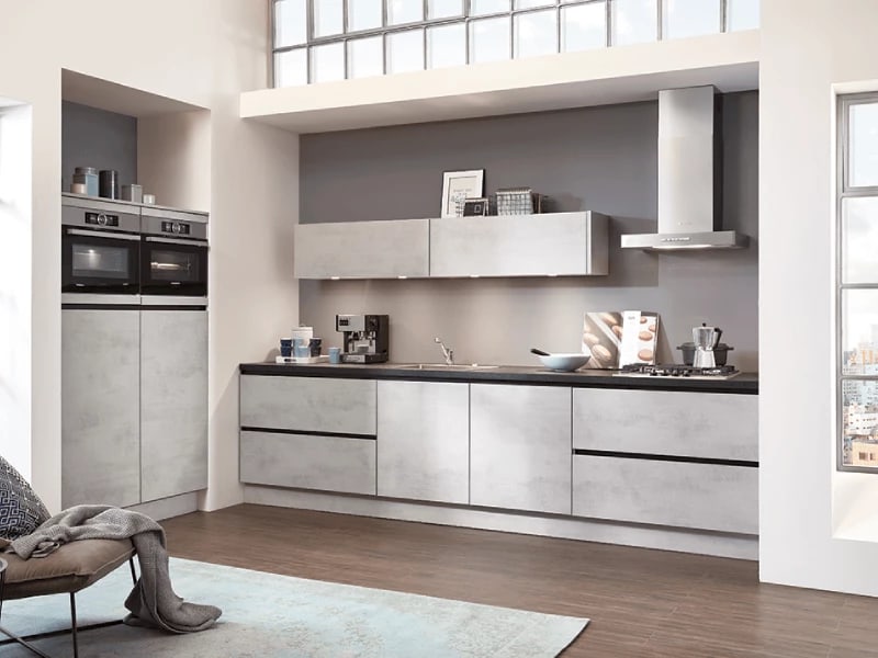 Moderne industriële keuken in betonlook met strakke fronten