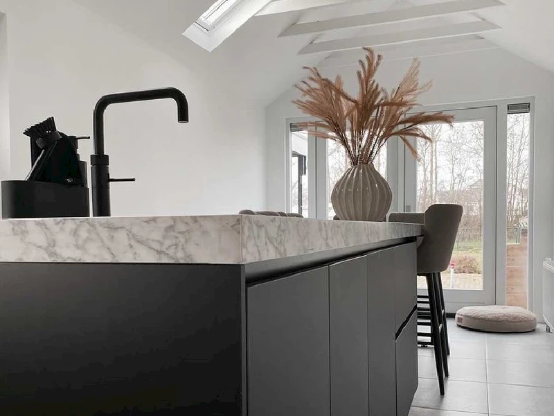 Moderne keuken met strakke greeploze fronten uit het Kitchen4All assortiment