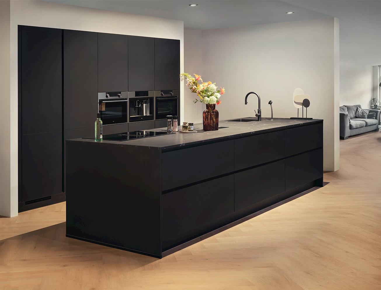 Moderne mat zwarte keuken