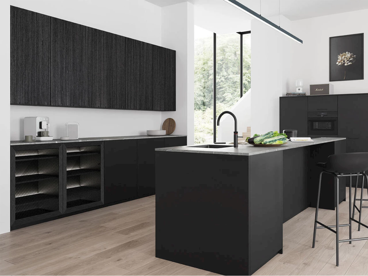 Zwarte keuken met gespikkeld stenen werkblad en barkrukken
