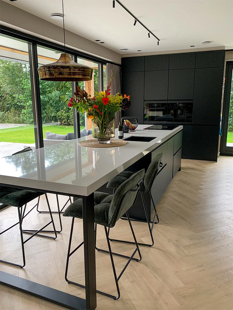 Zwart kookeiland met wit blad