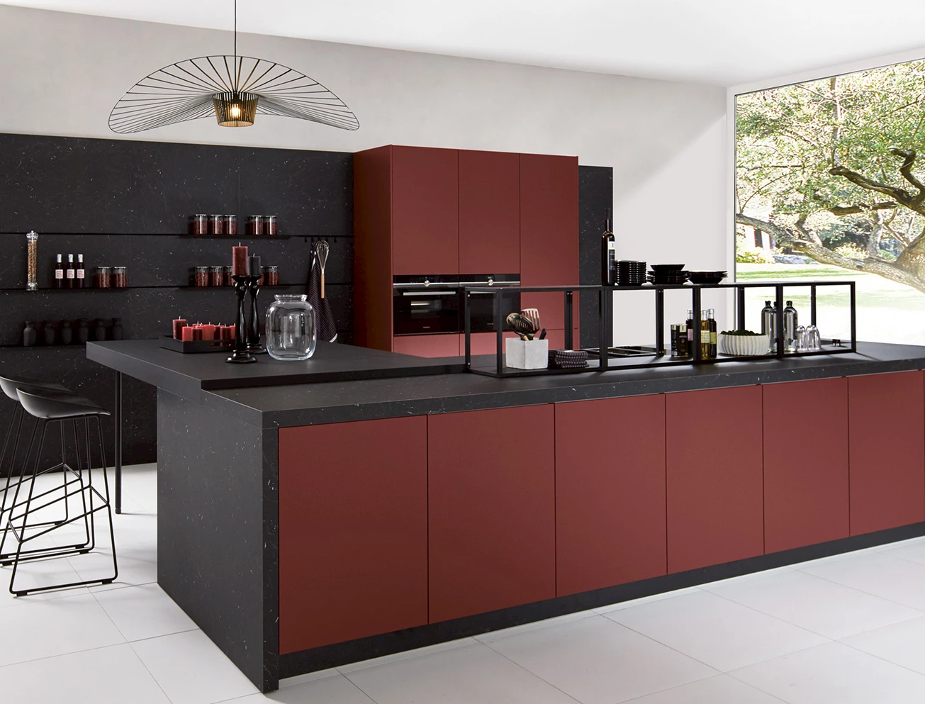 Moderne rode keuken met strakke greeploze fronten
