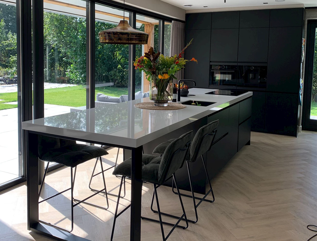 Strakke keuken met eiland