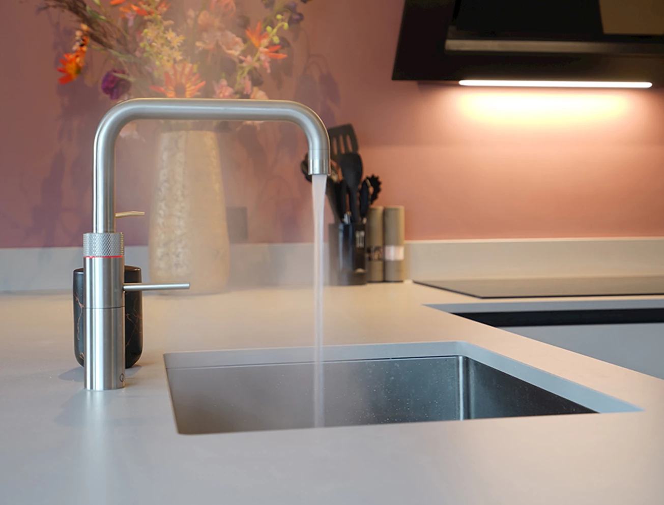 Schoonmaken chromen en rvs-spoelbak en kraan