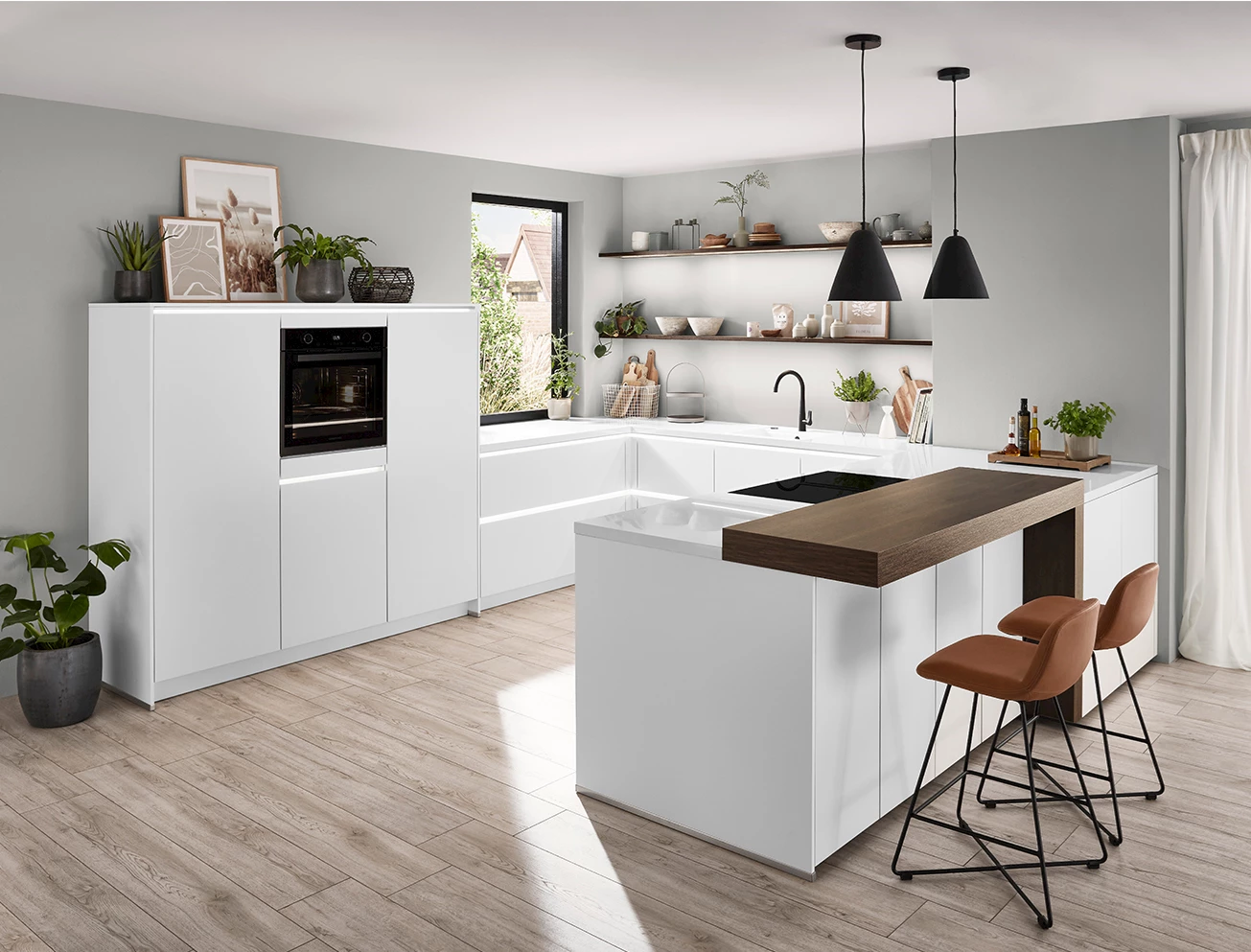 Witte keuken met schiereiland