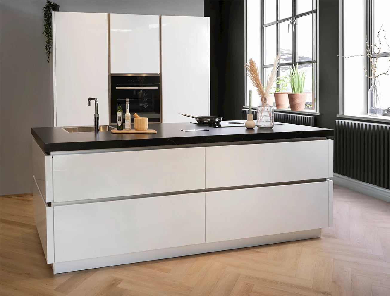 Strakke witte keuken met eiland