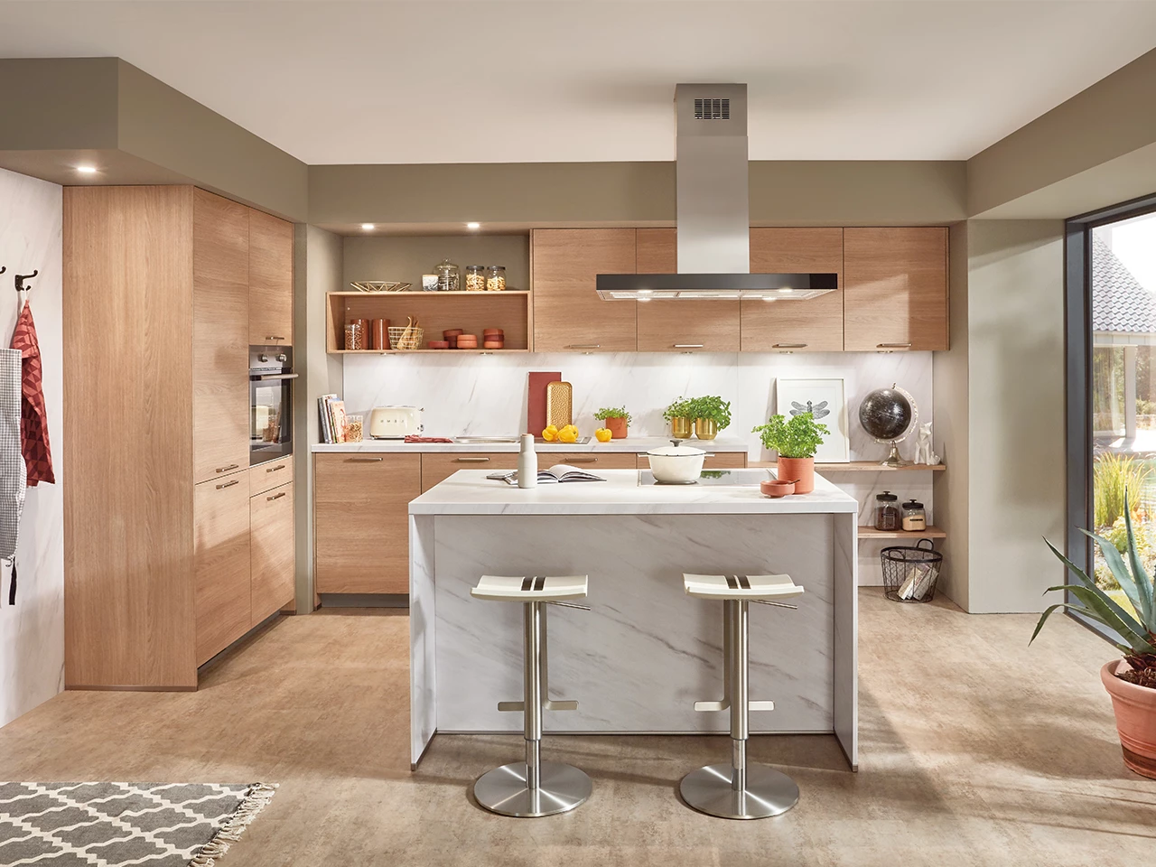 Houtlook keuken met een marmerlook kookeiland