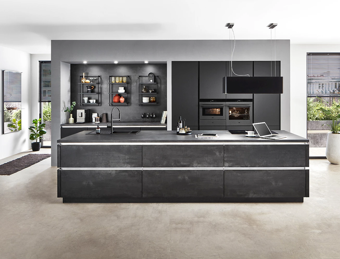 Industrieel kookeiland met hout en beton