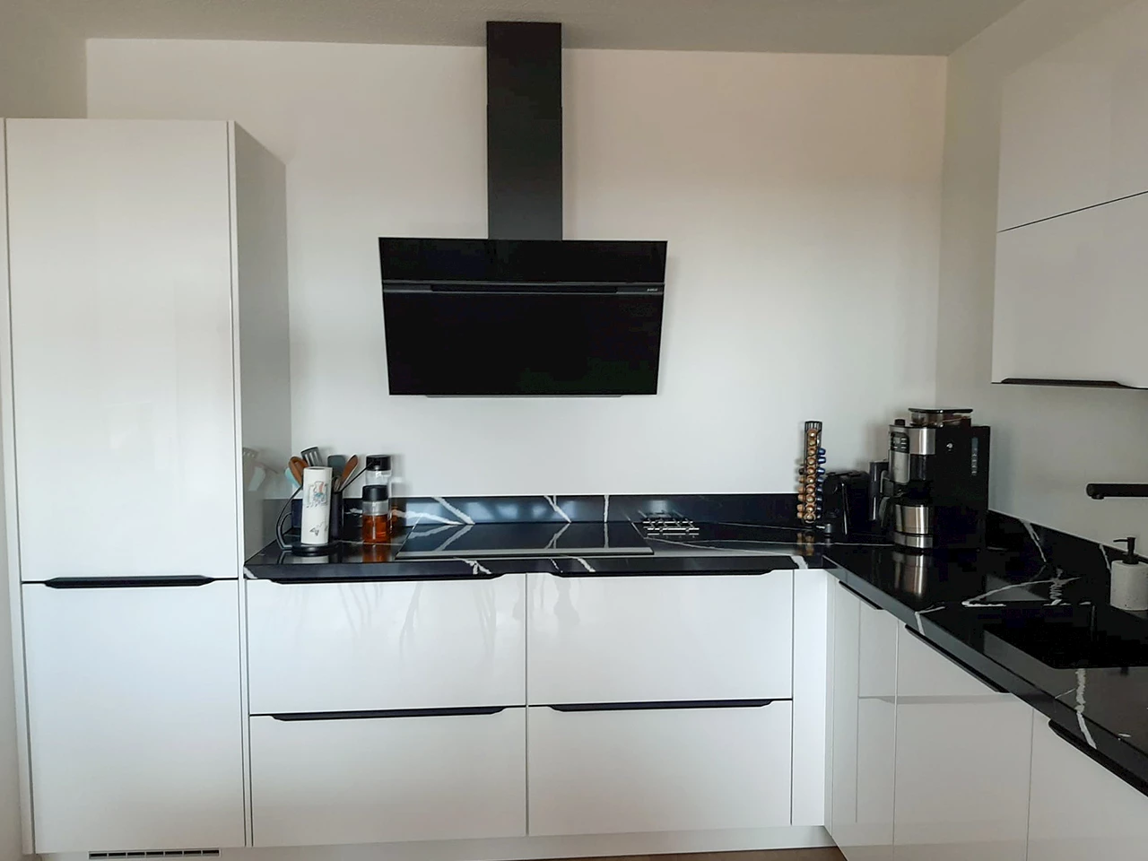 Hoogglans zwart witte keuken