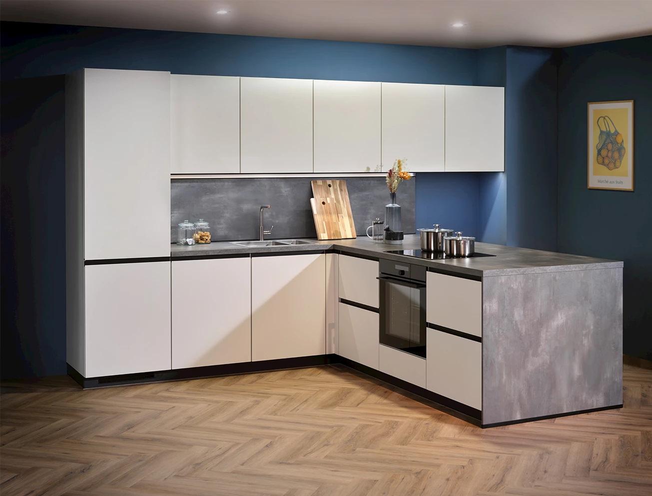 Witte moderne hoekkeuken met een betonlook werkblad