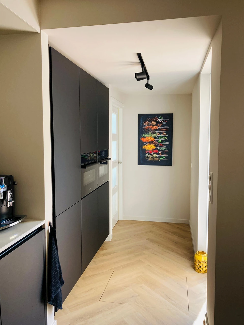 Zwarte keuken kastenwand