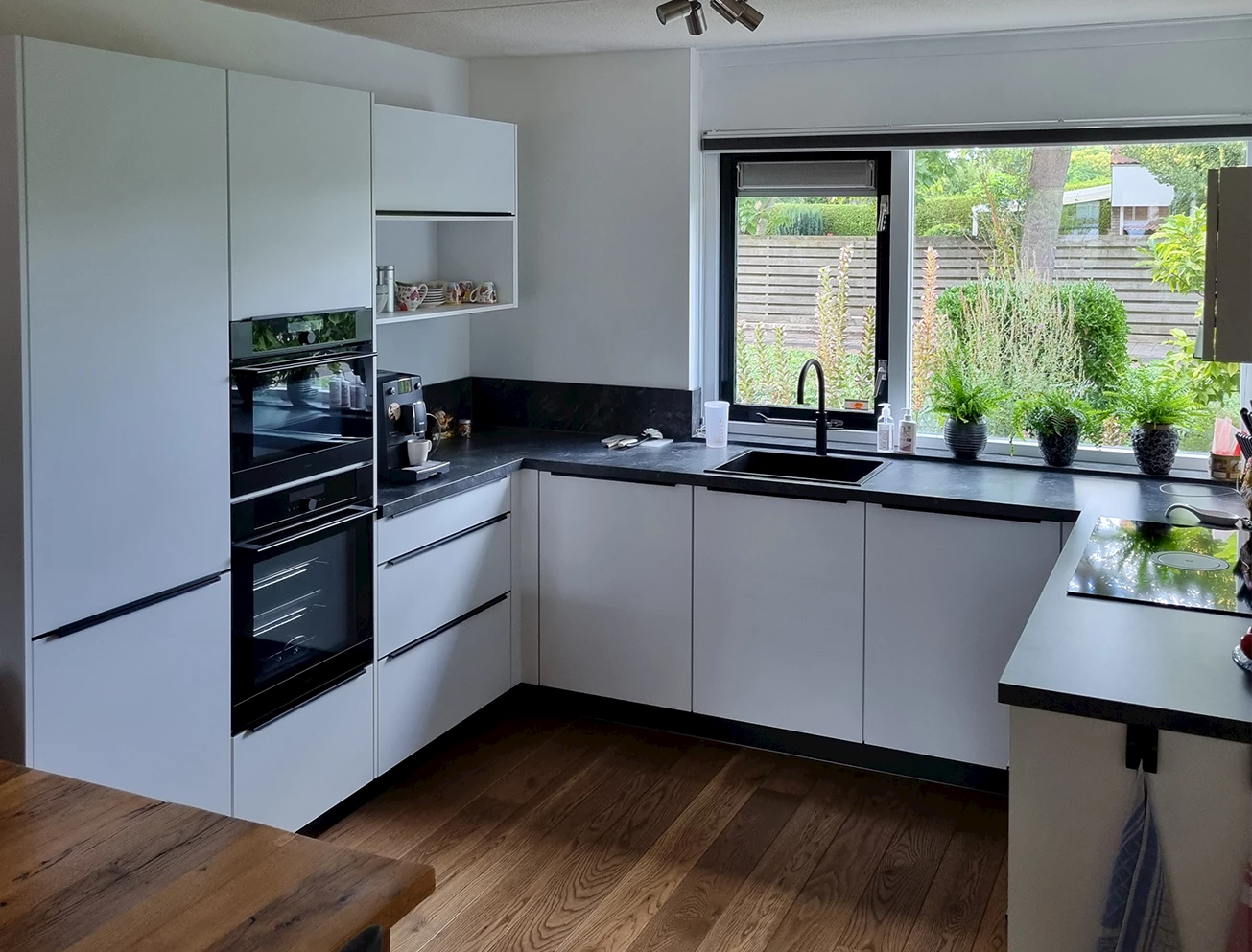 Ruime witte u-keuken