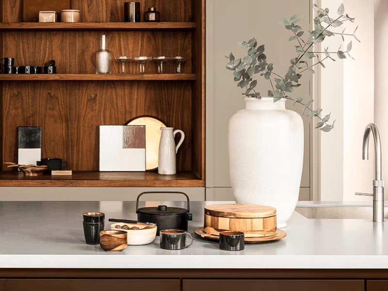 Opvallende woonaccessoires zwarte keuken