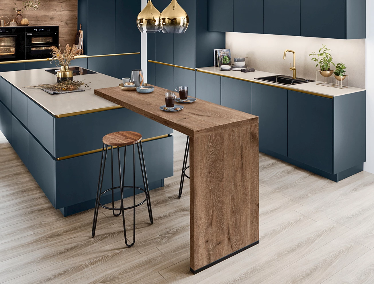 Keuken met goudkleurige accenten