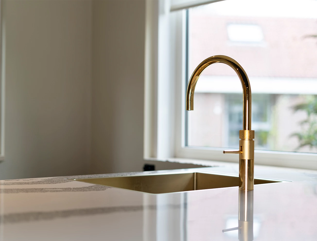 Schoonmaken gouden spoelbak en kraan