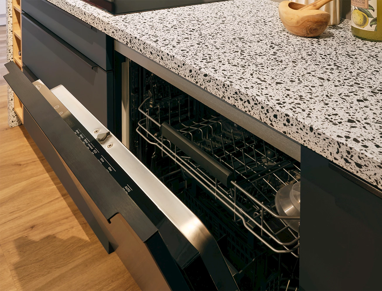 Het schoonmaken van de vaatwasser