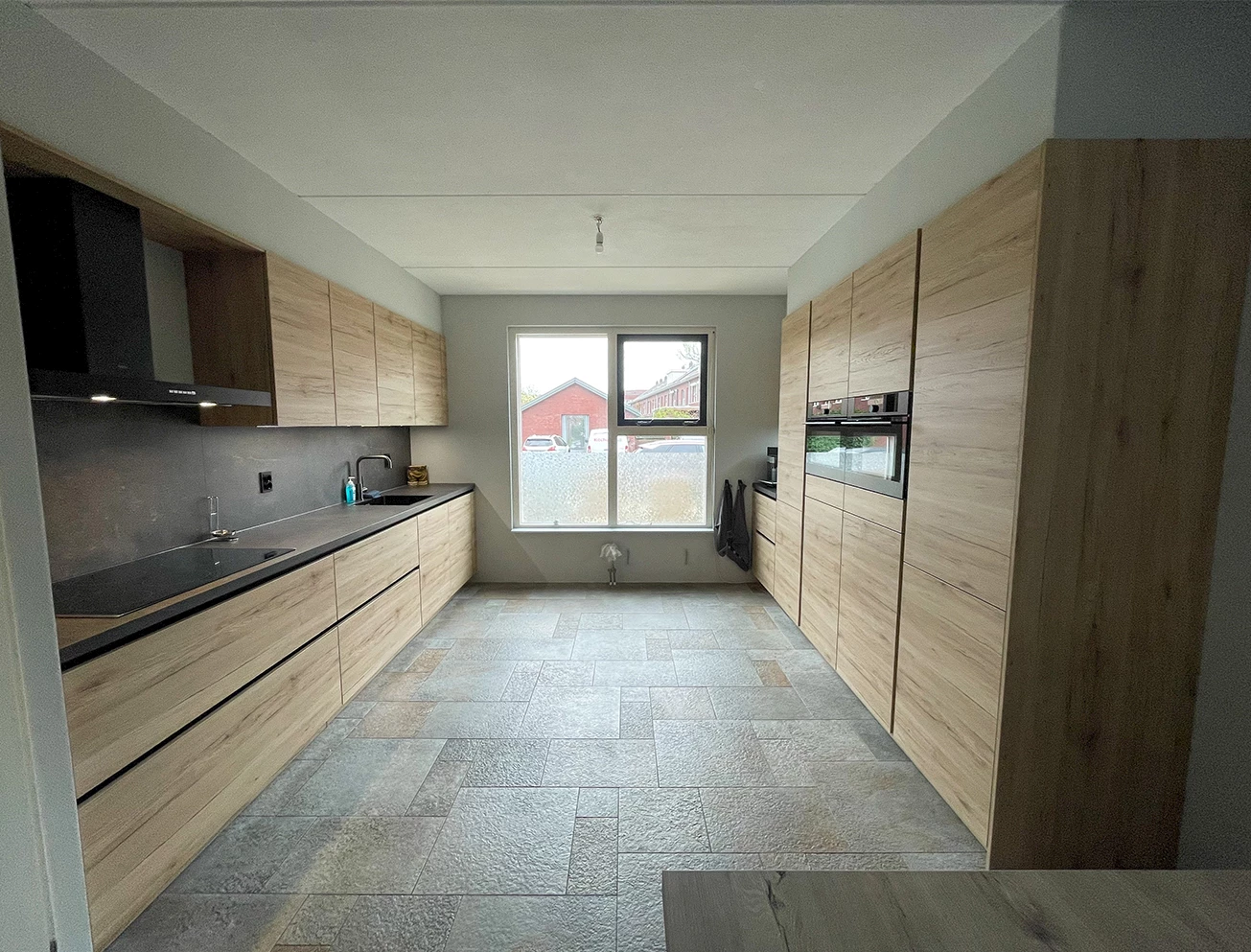 Houtlook parallel keuken met raam