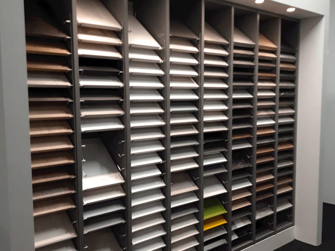 Voorbeeldwand met stukjes front en materiaal in verschillende tinten in een Kitchen4All winkel