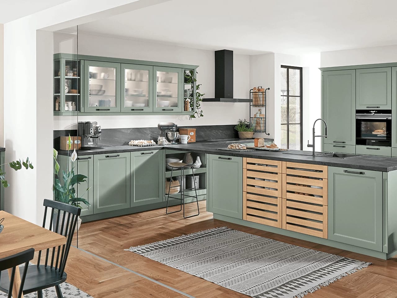 Oudgroene keuken met glazen bovenkasten en een donker werkblad