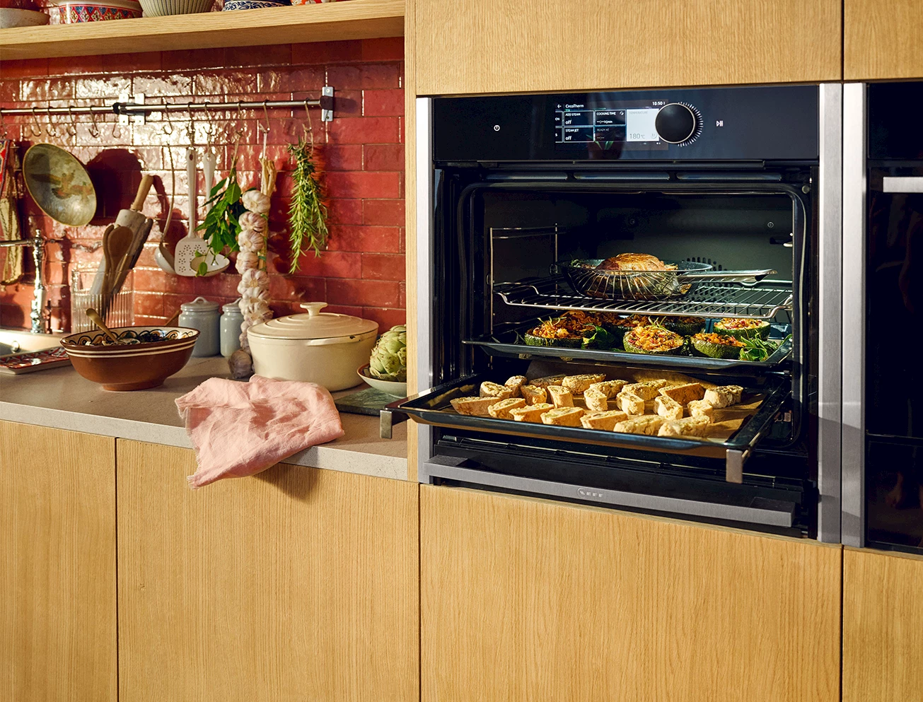 Open oven met zicht op het glas, het rooster en een bakplaat