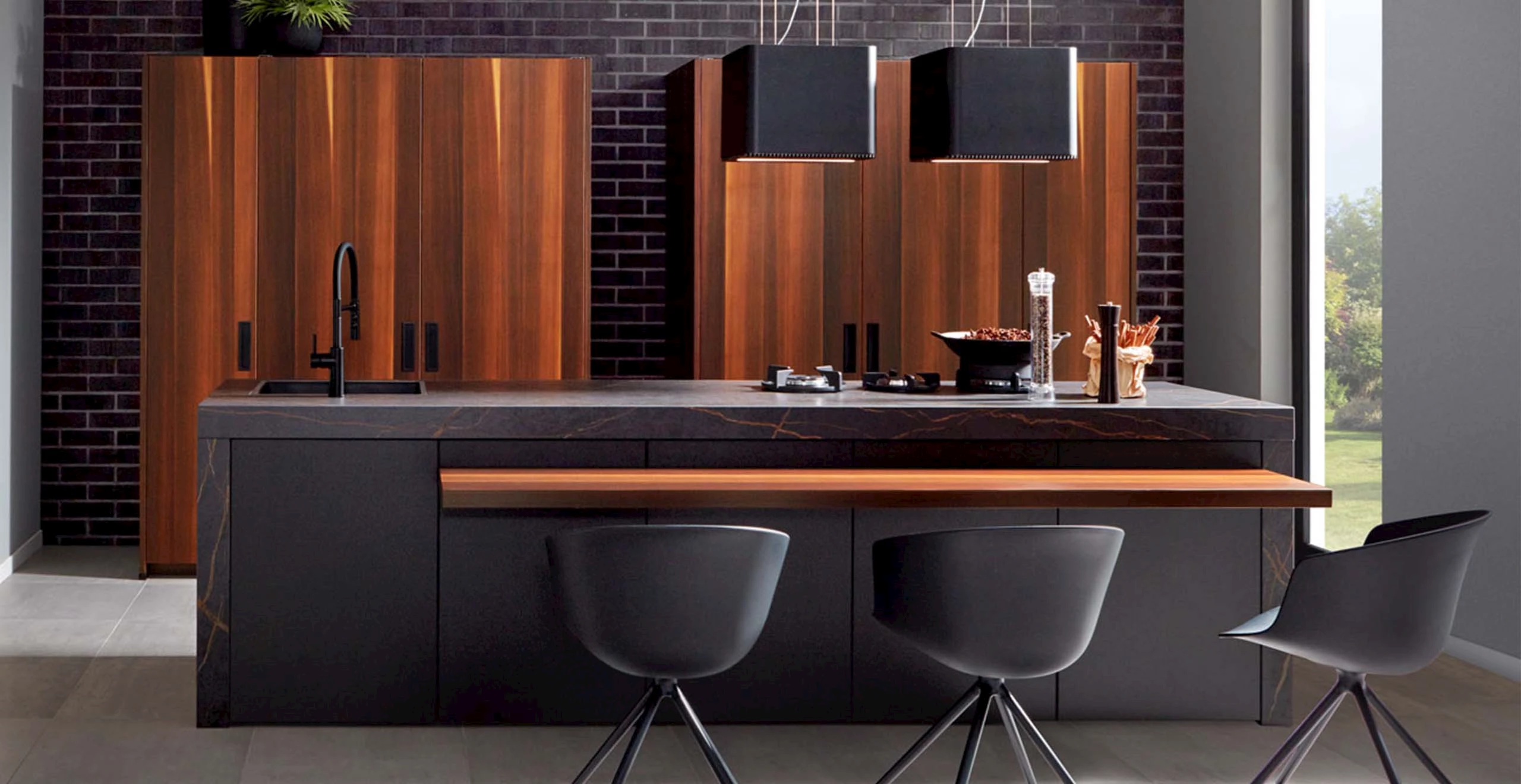 Bruine keuken met marmerlook