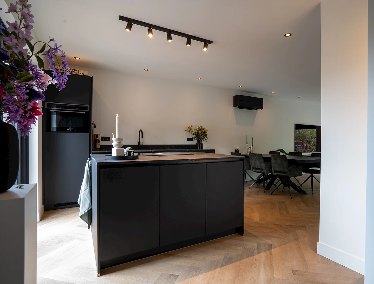 Strakke keuken met eiland