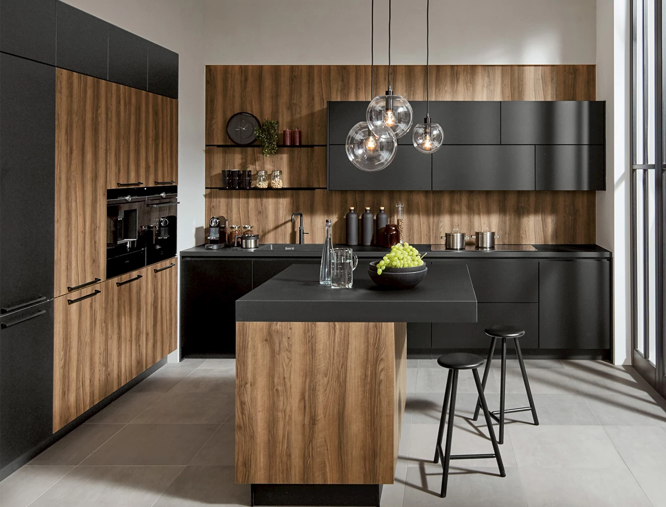Donkere eiken moderne keuken